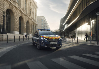 PEUGEOT 3008 Hybrid veste la divisa della gendarmeria francese