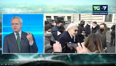 Quirinale, cameraman seguono Letta e sbattono su Sgarbi che diventa una furia