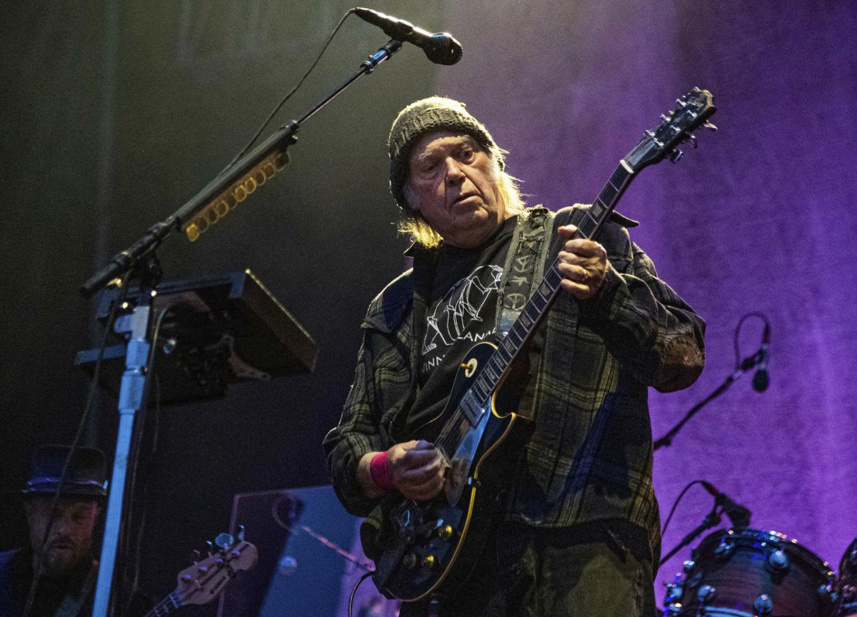 Spotify, Neil Young abbandona. “O me o quel No Vax”. L’azienda non ha dubbi