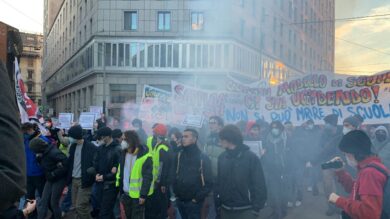 Torino, scontri al corteo studentesco: manganellate dalla polizia. 20 feriti