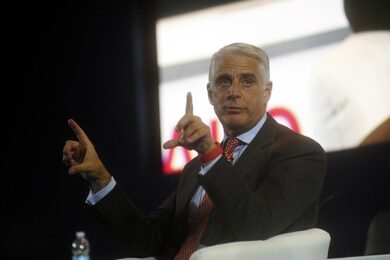 UniCredit, 3,75 miliardi ai soci. Ritiro su Otkritie per i “venti di guerra”