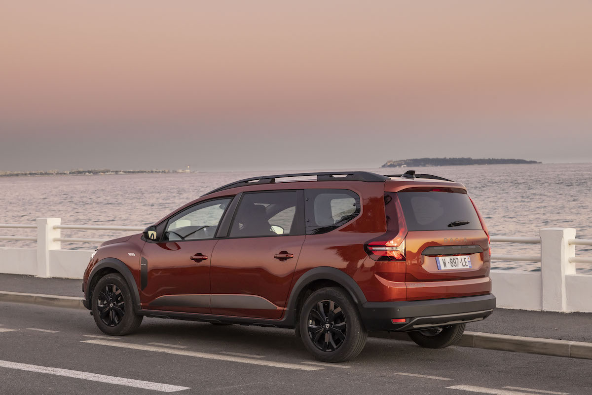 Nuovo Dacia Jogger, la station wagon con un look da crossover Nuovo Dacia Jogger, la station wagon con un look da crossover