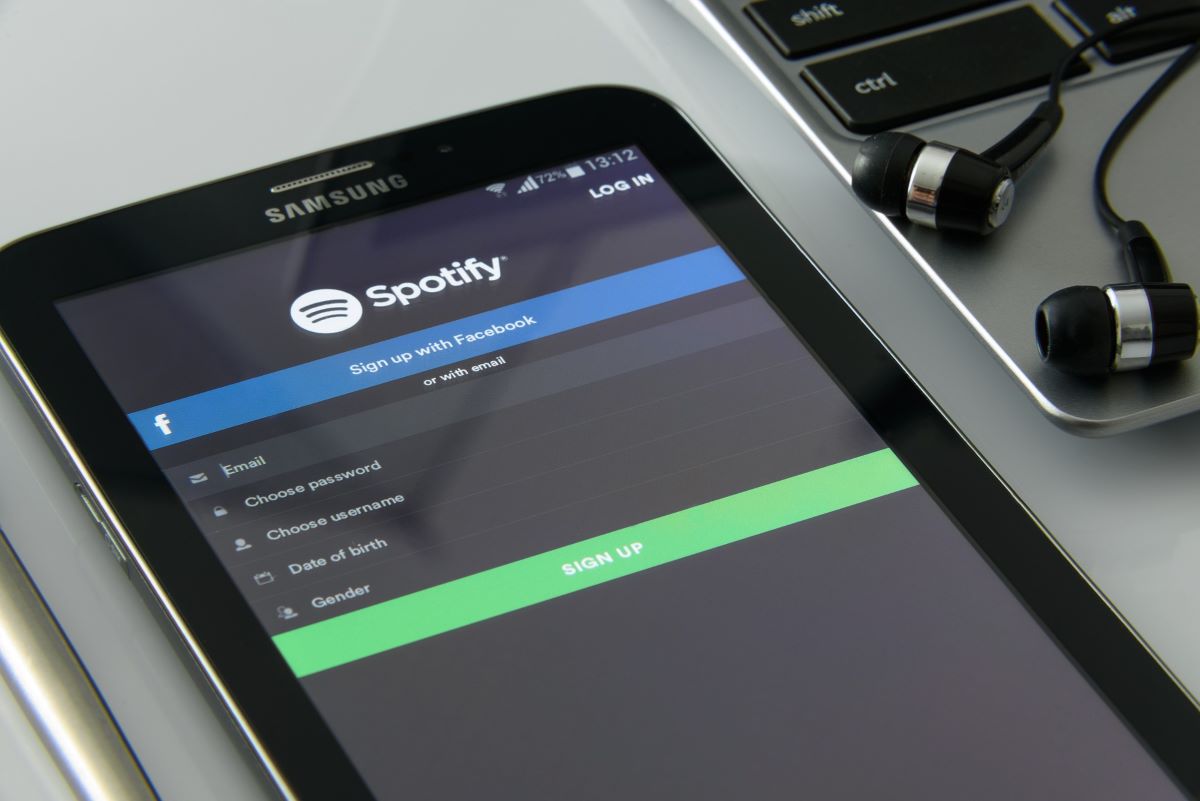 Spotify, Neil Young abbandona. “O me o quel No Vax”. L’azienda non ha dubbi