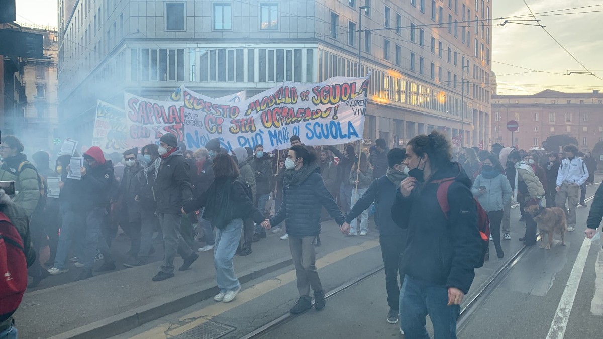 Milano, studenti manifestano: scontri a Missori con forze dell’ordine Milano, studenti manifestano: scontri a Missori con forze dell’ordine