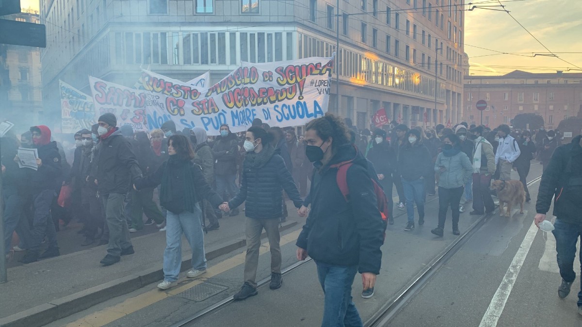 Milano, studenti manifestano: scontri a Missori con forze dell’ordine Milano, studenti manifestano: scontri a Missori con forze dell’ordine