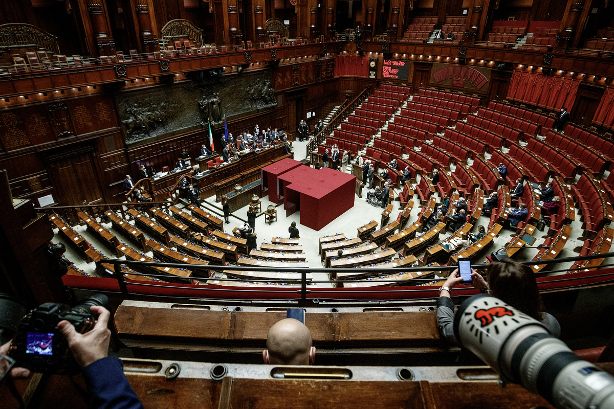 Quirinale, sesto giorno di votazione e trattative. Il web si scatena ancora Quirinale, sesto giorno di votazione e trattative. Il web si scatena ancora