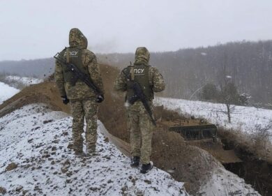 Ucraina, Kiev chiede fermezza a Ue e Usa. Biden e Macron inviano soldati