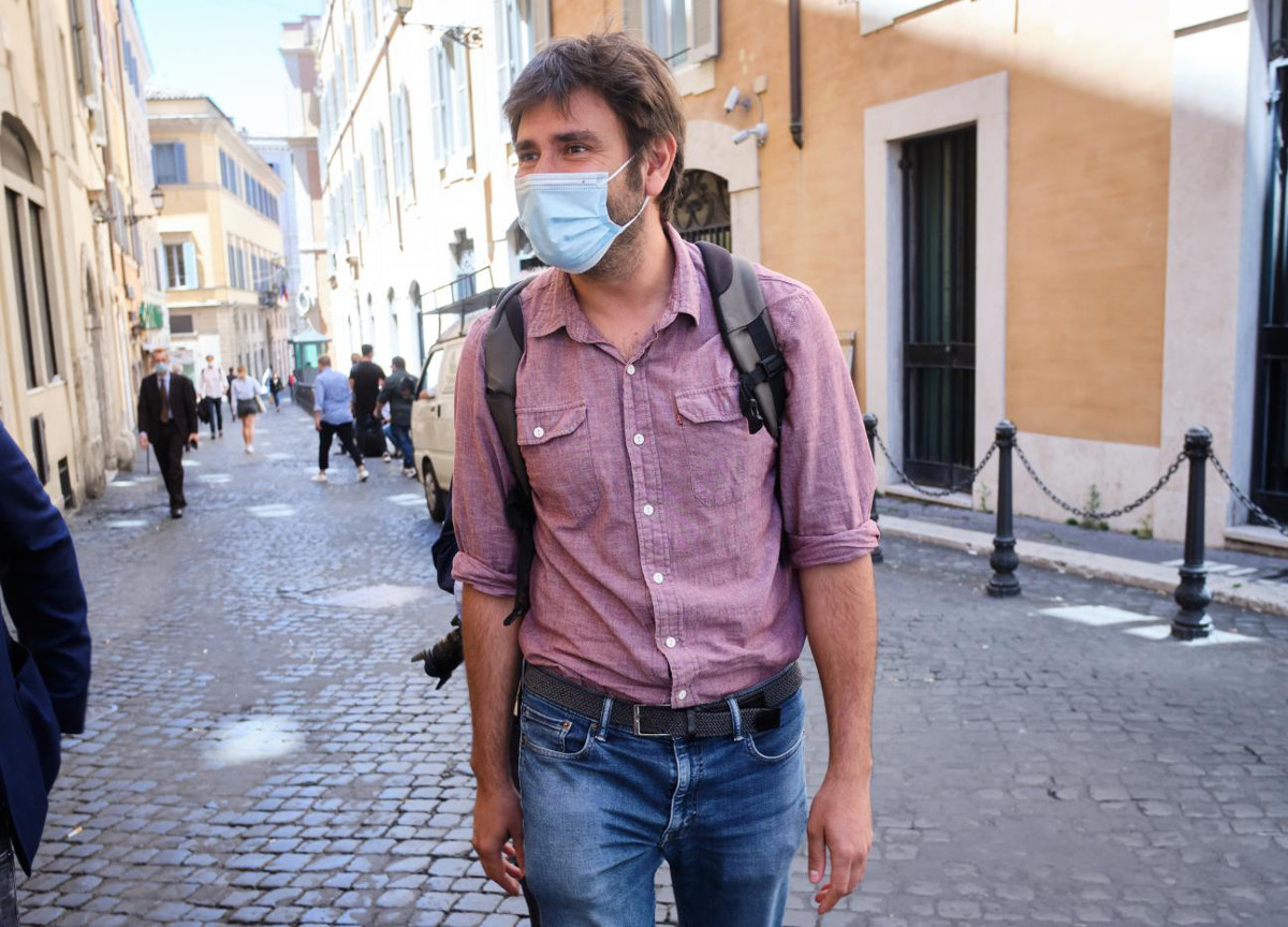 M5s, Di Battista: “Conte? Che errore sulla Belloni. Ormai sembrano l’Udeur”