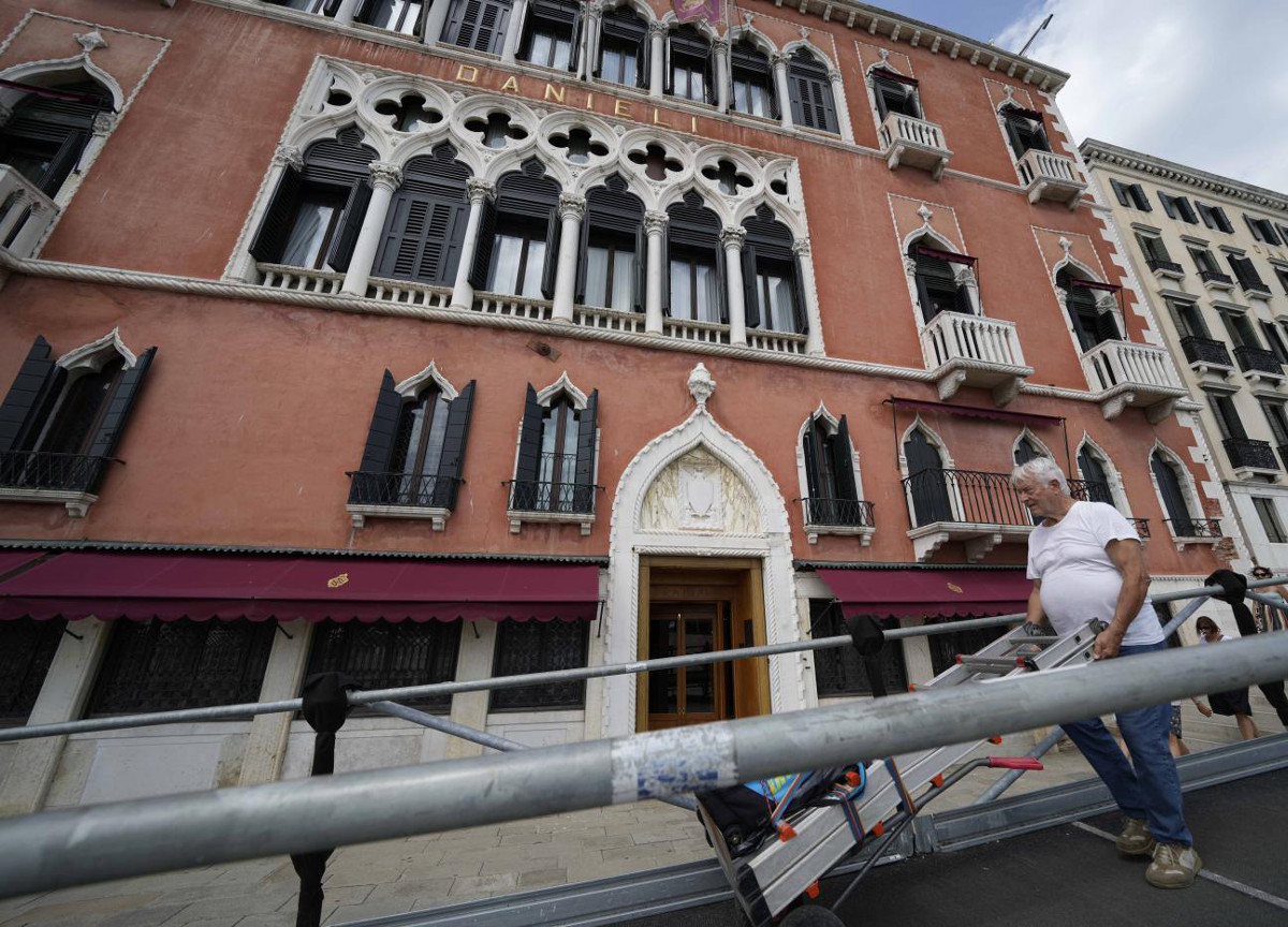 Venezia, Piero Angela con Fiorello per gli ascensori. “Necessari per viverci”
