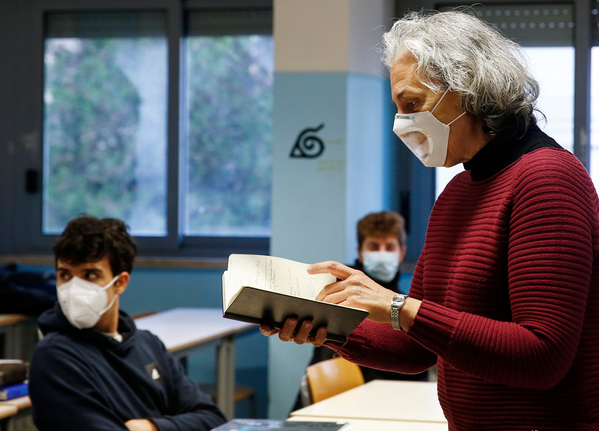 Scuola, dad e tamponi si cambia tutto di nuovo. Quarantena e autosorveglianza