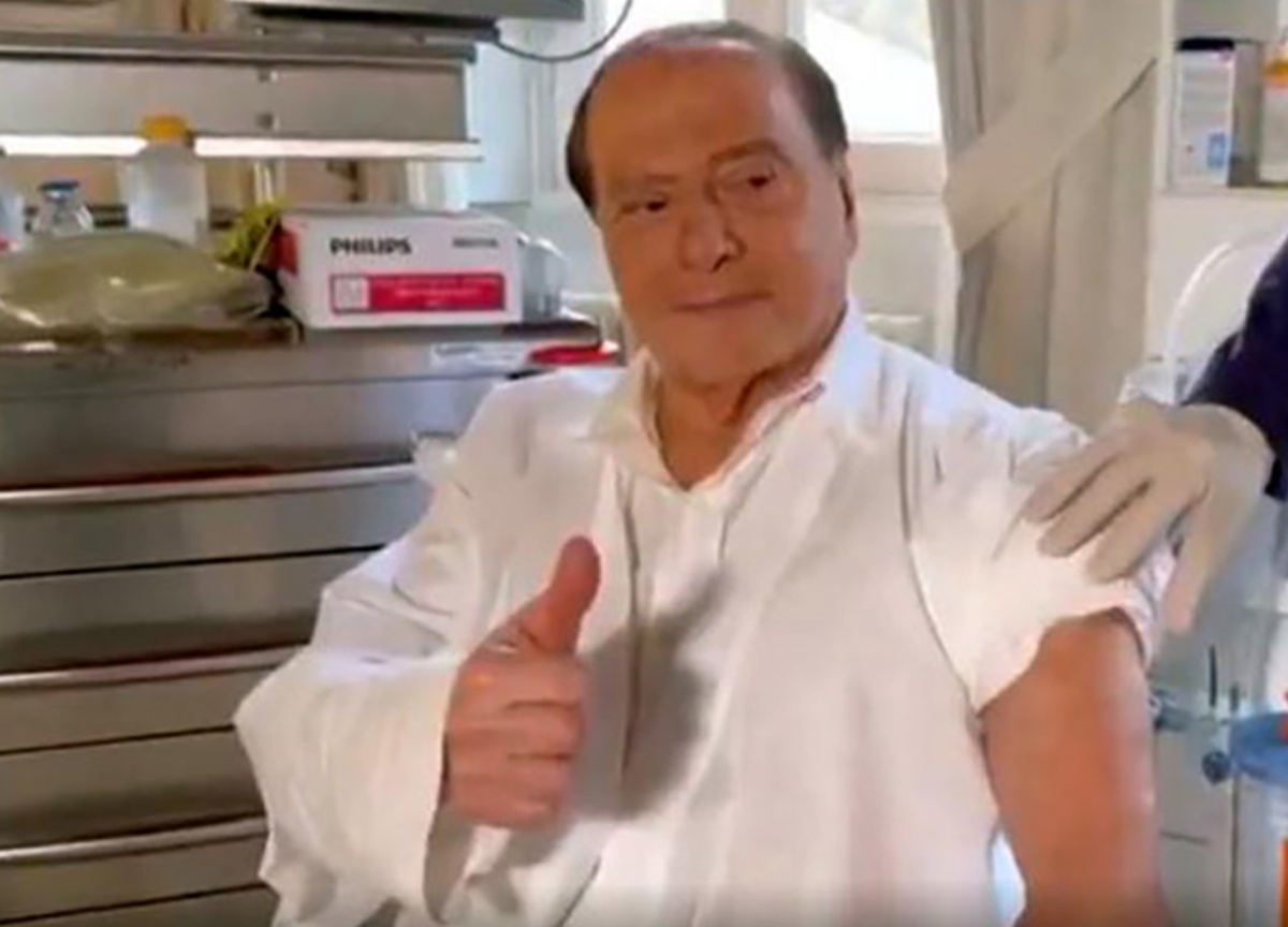 Berlusconi: dimesso da ospedale San Raffaele Berlusconi: dimesso da ospedale San Raffaele