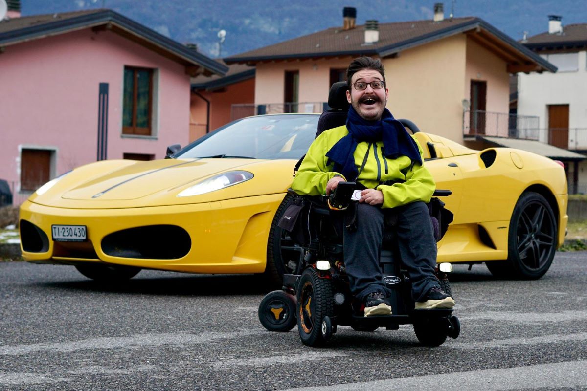 Simone Pedersoli, I sogni hanno le ruote: vivere al massimo con la disabilità Simone Pedersoli, I sogni hanno le ruote: vivere al massimo con la disabilità