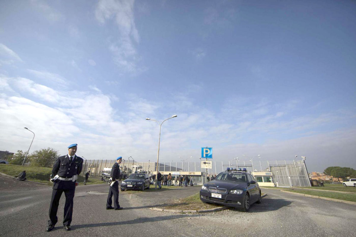 Carcere di Rebibbia sotto attacco coi droni: dal cielo droga e smartphone Carcere di Rebibbia sotto attacco coi droni: dal cielo droga e smartphone