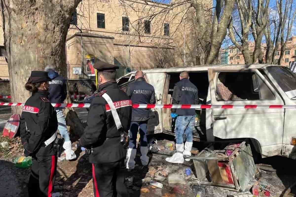 Roma, furgone a fuoco: all’interno il cadavere di un clochard Roma, furgone a fuoco: all’interno il cadavere di un clochard