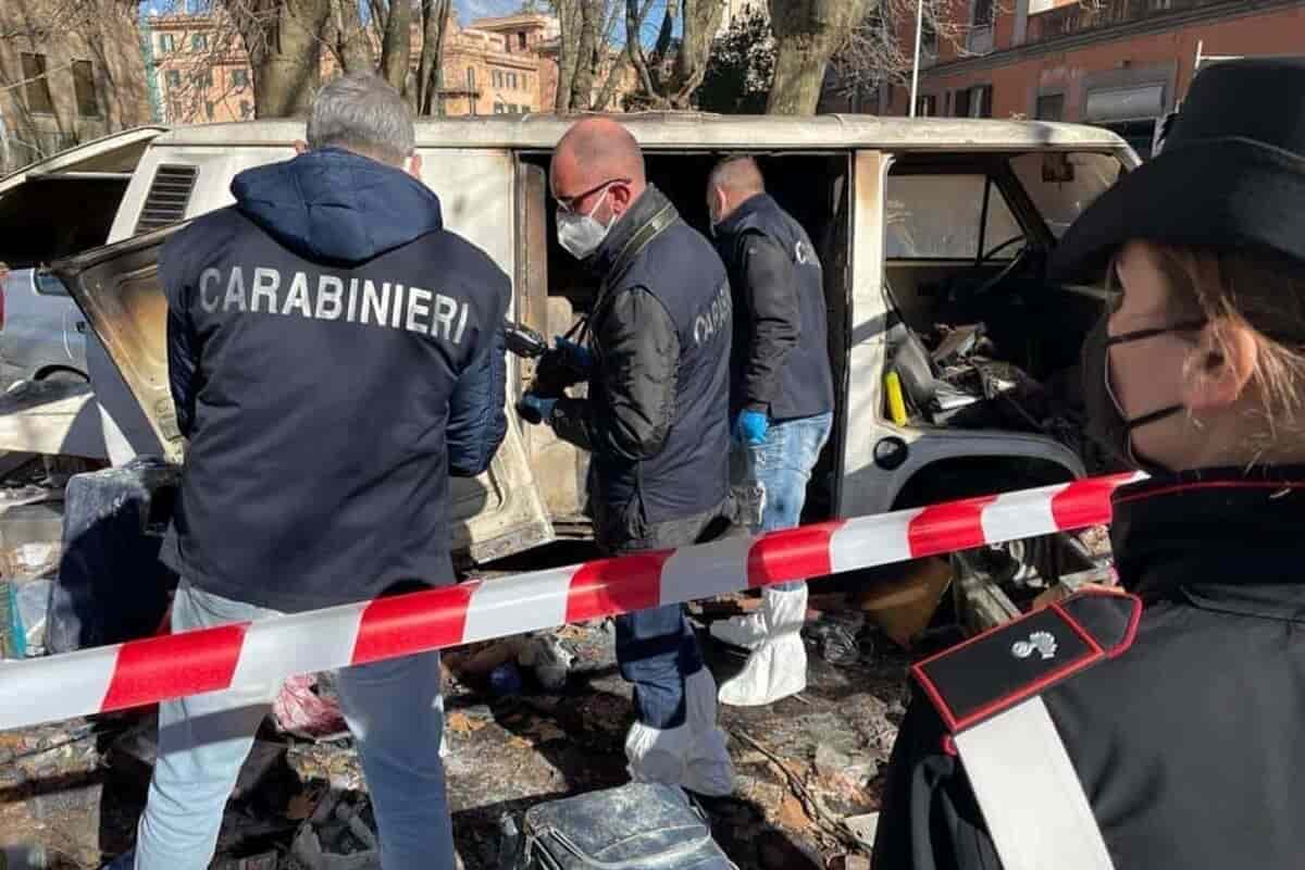 Roma, furgone a fuoco: all’interno il cadavere di un clochard Roma, furgone a fuoco: all’interno il cadavere di un clochard