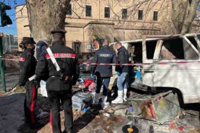 Roma, furgone a fuoco: all’interno il cadavere di un clochard