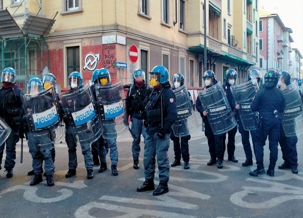 Milano, sgombero in Ticinese: tensione con le forze dell’ordine. FOTO