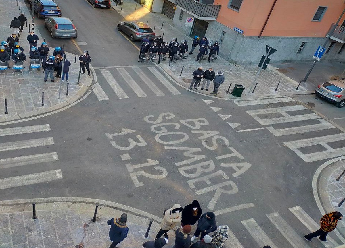 Milano, sgombero in Ticinese: tensione con le forze dell’ordine. FOTO