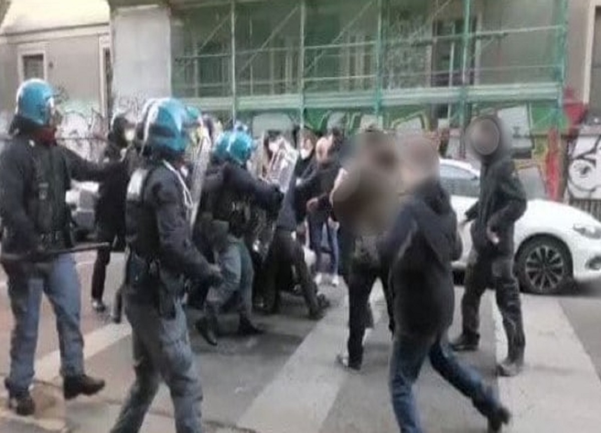 Milano, sgombero in Ticinese: tensione con le forze dell’ordine. FOTO