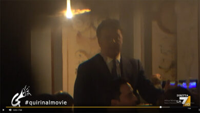 Quirinale, un teatrale Renzi parla ai suoi in un ristorante. VIDEO