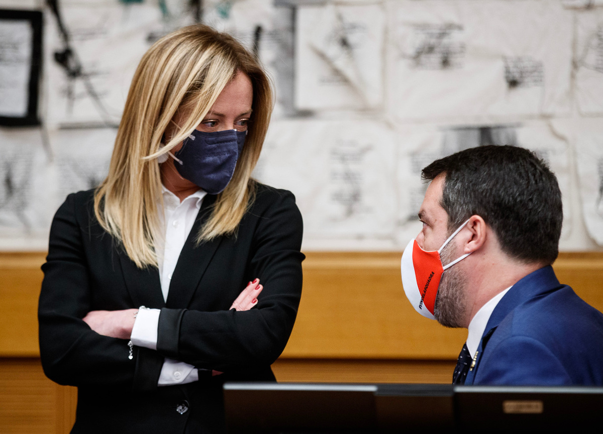 Sondaggi, Fdi vola al primo posto. Crollo drammatico della Lega, risale Renzi Sondaggi, Fdi vola al primo posto. Crollo drammatico della Lega, risale Renzi