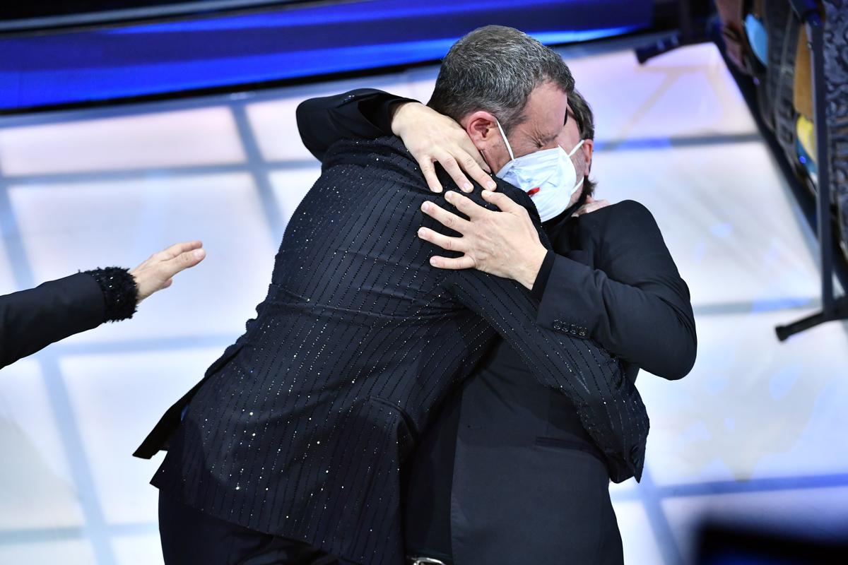 Sanremo, Amadeus bacia in diretta Coletta: “Almeno 10 secondi, è anti-sfiga”