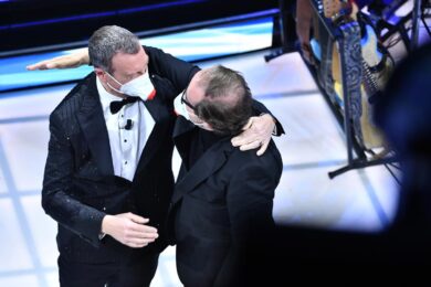Sanremo, Amadeus bacia in diretta Coletta: “Almeno 10 secondi, è anti-sfiga”