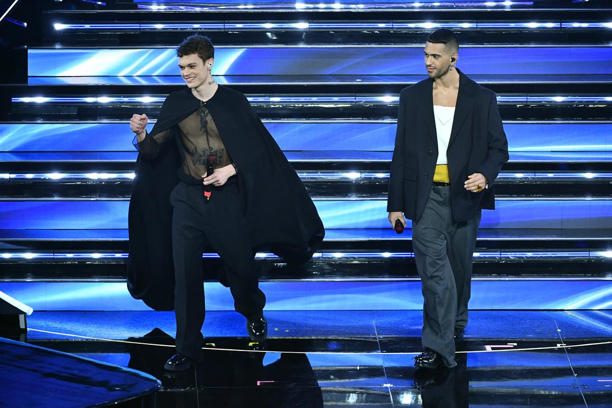 Sanremo 2022, seconda serata: Zalone, Pausini, i 13 in gara, e Cesarini… Sanremo 2022, seconda serata: Zalone, Pausini, i 13 in gara, e Cesarini…