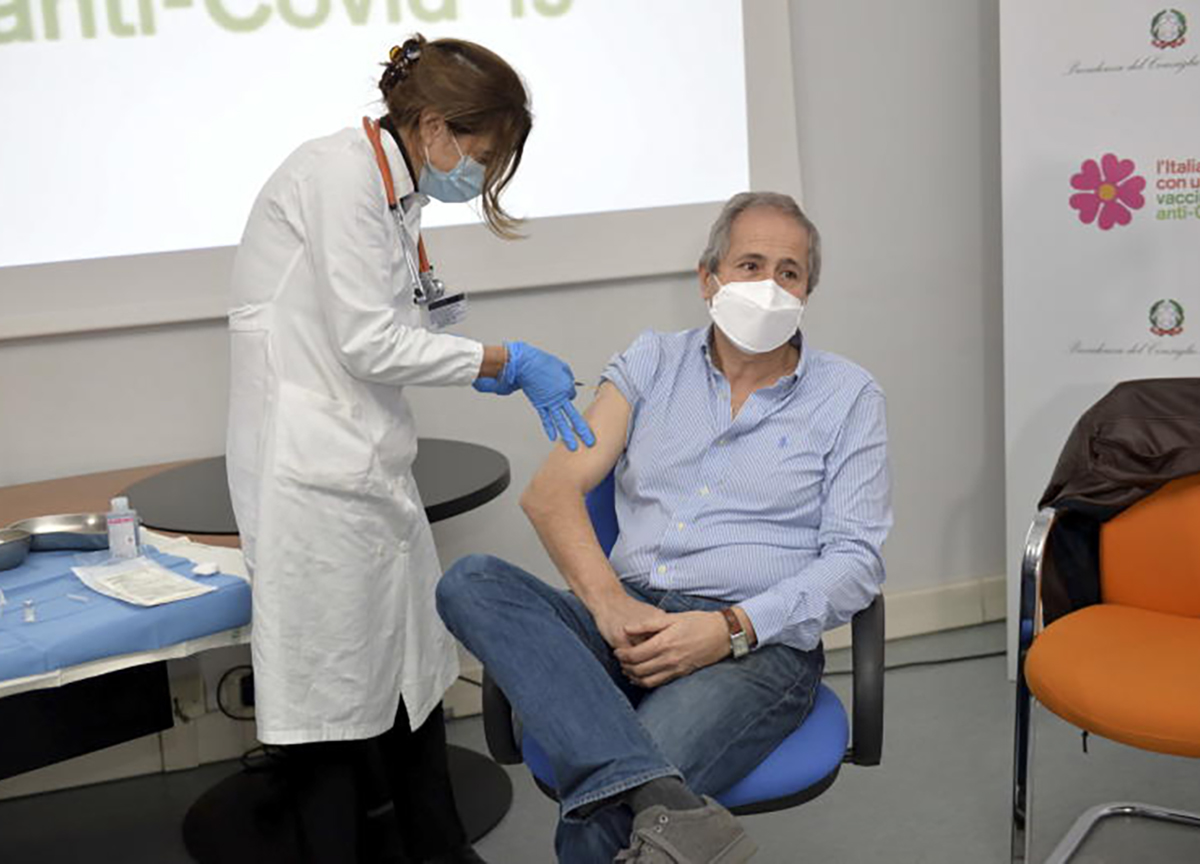 Vaccini, Crisanti: “Il 90% è vaccinato, l’obbligo ora è solo un’arma politica”