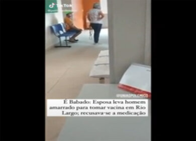 Covid, porta il marito a fare il vaccino e lo lega alla sedia. VIDEO