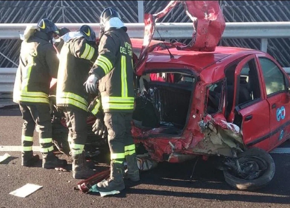 Bambino di sette anni muore dopo l’incidente stradale con la mamma Bambino di sette anni muore dopo l’incidente stradale con la mamma