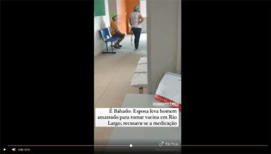 Covid, porta il marito a fare il vaccino e lo lega alla sedia. VIDEO
