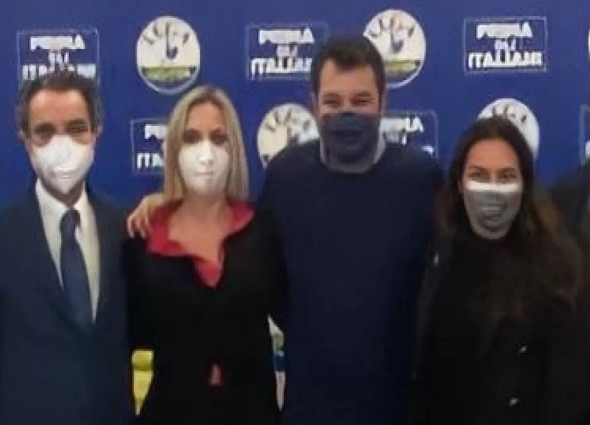 Vertice Lega a Milano, il giallo della fotografia con le mascherine. FOTO Vertice Lega a Milano, il giallo della fotografia con le mascherine. FOTO