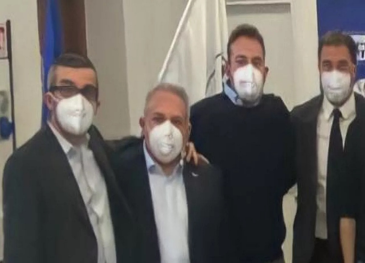 Vertice Lega a Milano, il giallo della fotografia con le mascherine. FOTO Vertice Lega a Milano, il giallo della fotografia con le mascherine. FOTO