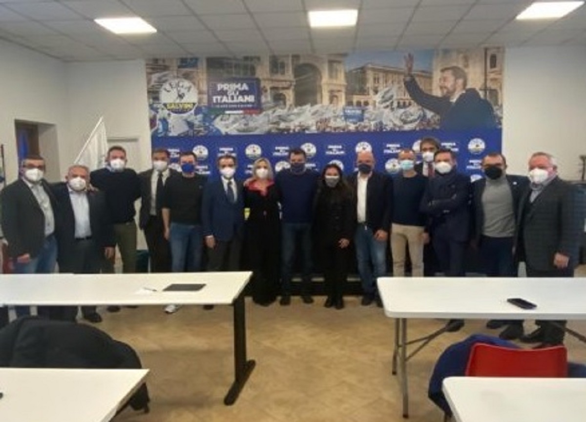 Vertice Lega a Milano, il giallo della fotografia con le mascherine. FOTO Vertice Lega a Milano, il giallo della fotografia con le mascherine. FOTO