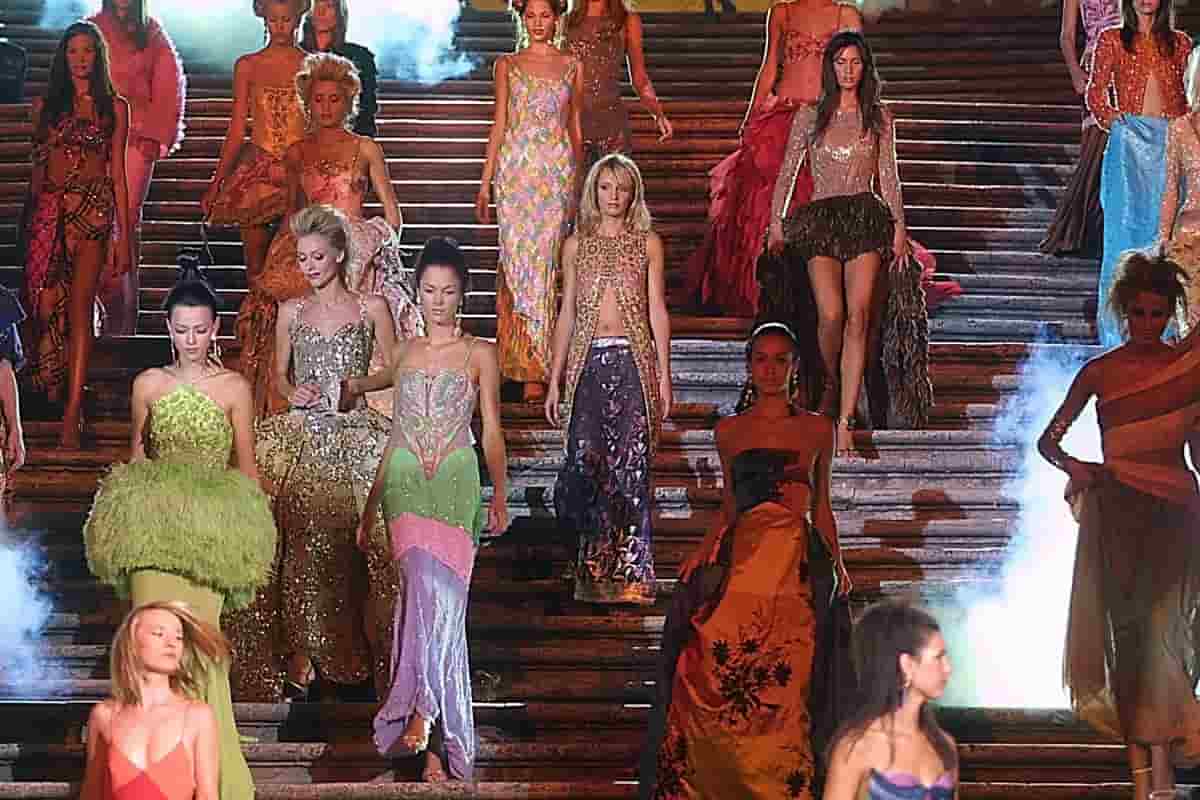 Roma, tornano le sfilate di moda a piazza di Spagna. Approvata mozione di FdI
