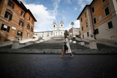 Roma, tornano le sfilate di moda a piazza di Spagna. Approvata mozione di FdI