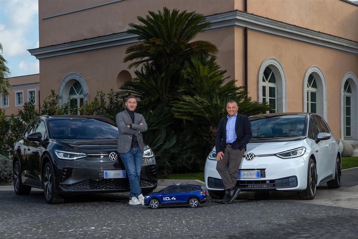 Volkswagen e Francesco Totti insieme per promuovere la mobilità elettrica Volkswagen e Francesco Totti insieme per promuovere la mobilità elettrica