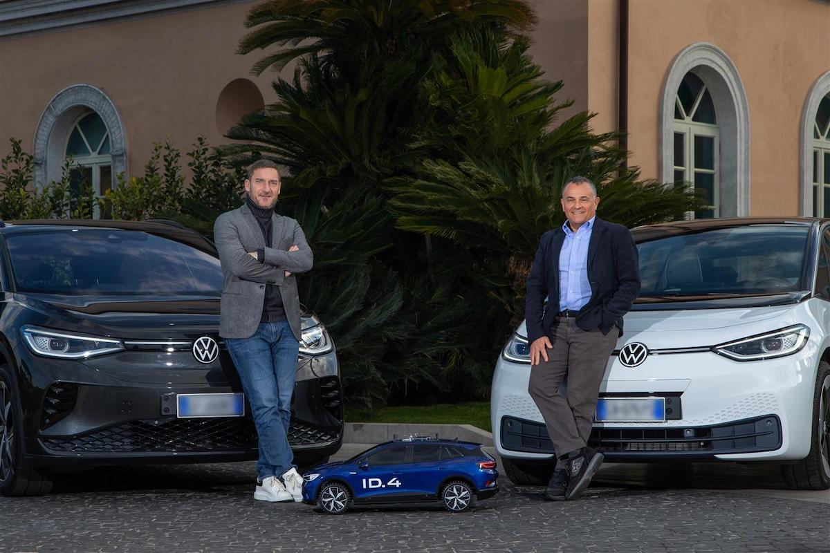 Volkswagen e Francesco Totti insieme per promuovere la mobilità elettrica Volkswagen e Francesco Totti insieme per promuovere la mobilità elettrica