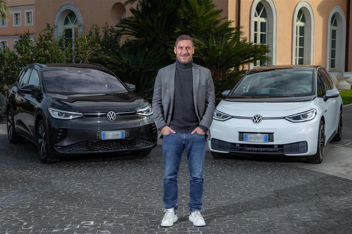 Volkswagen e Francesco Totti insieme per promuovere la mobilità elettrica Volkswagen e Francesco Totti insieme per promuovere la mobilità elettrica