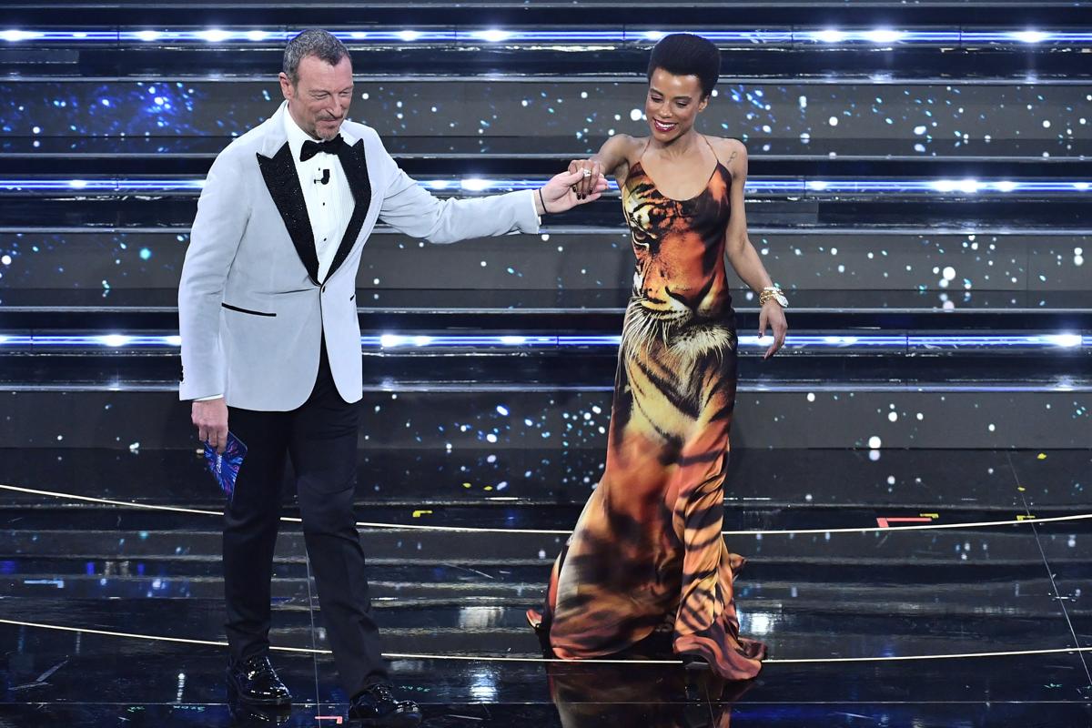 Ascolti Tv, effetto Zalone a Sanremo: seconda serata da record con 55% share