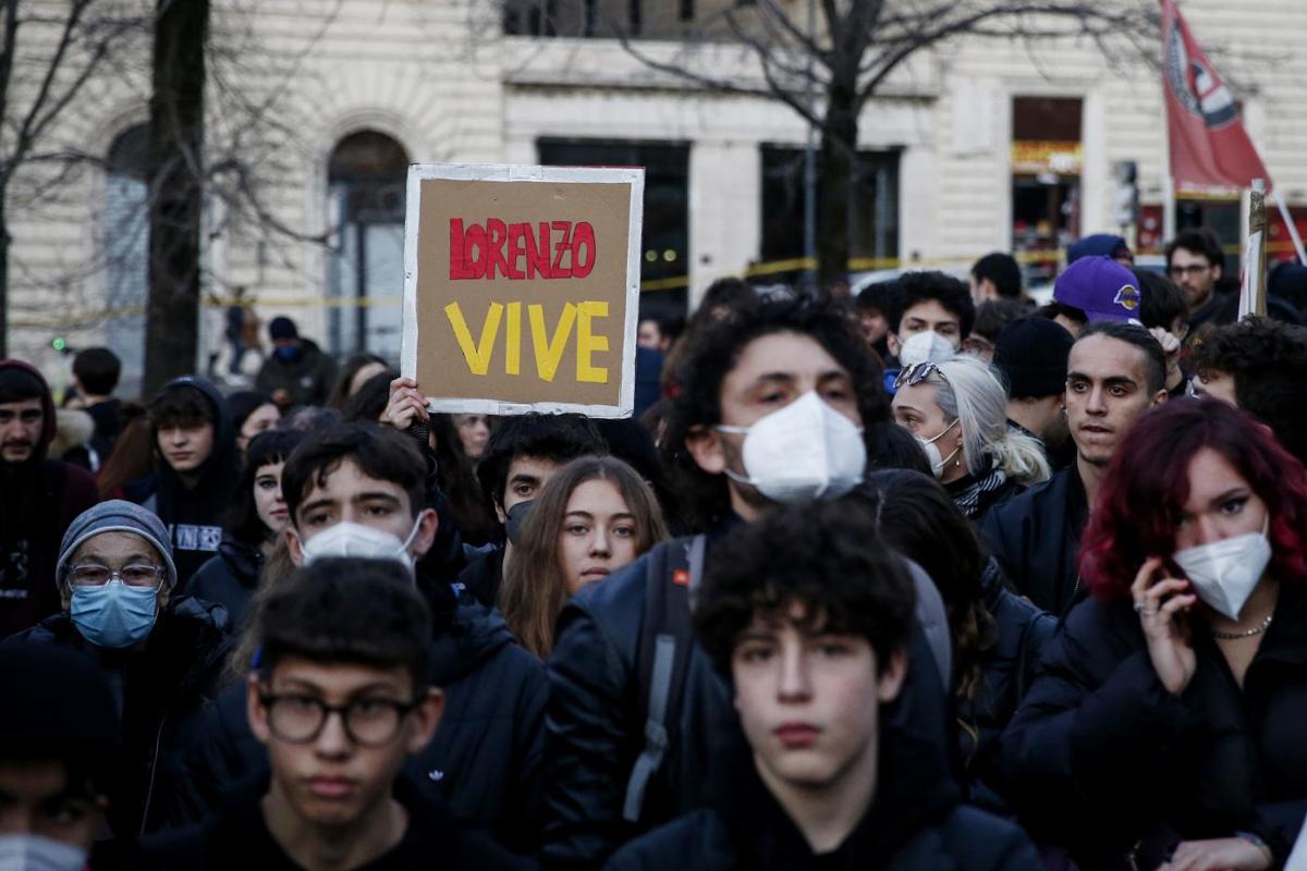 Studenti di nuovo in piazza in tutta Italia, nel nome di Lorenzo Parelli Studenti di nuovo in piazza in tutta Italia, nel nome di Lorenzo Parelli