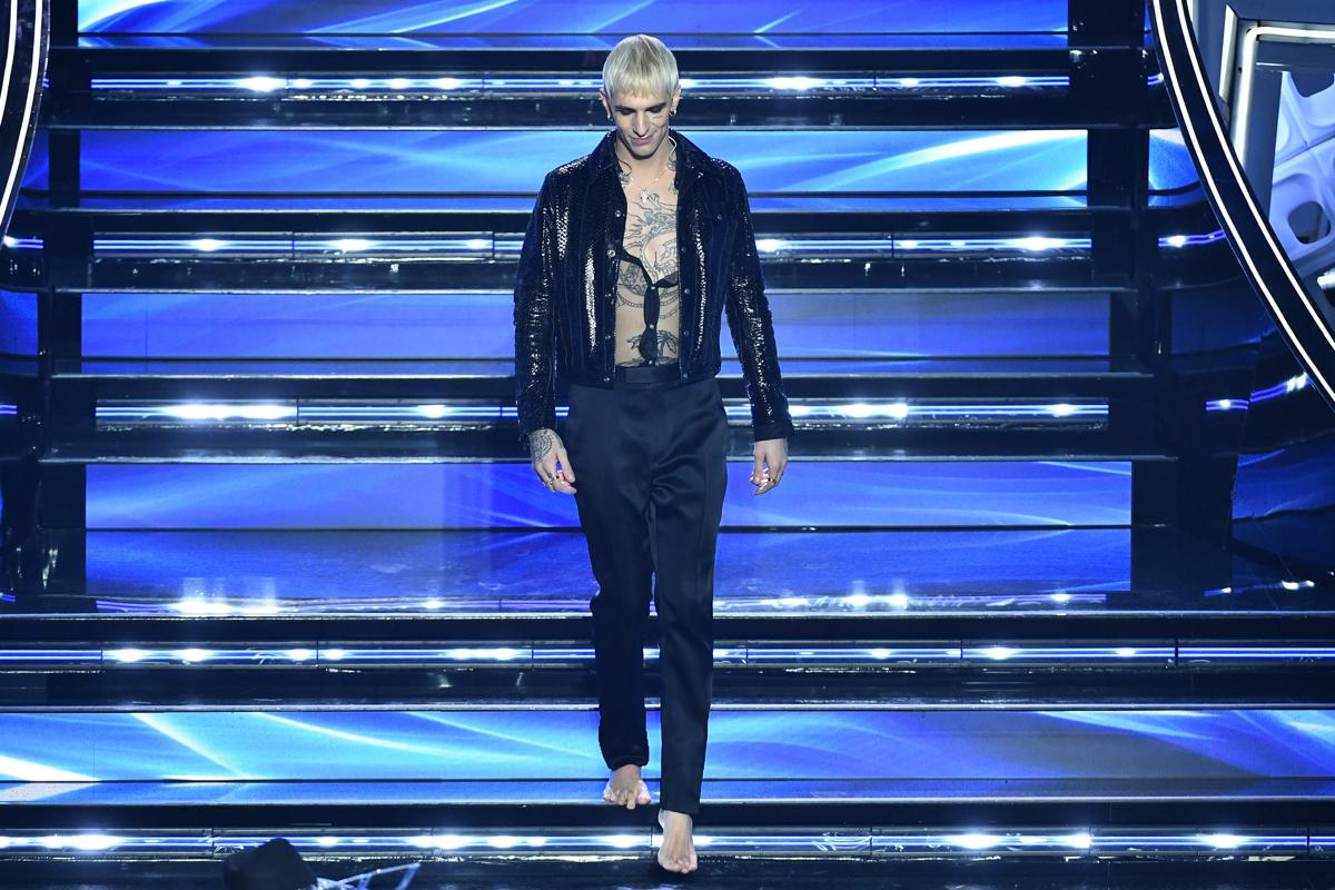 Sanremo 2022, Achille Lauro non rifà il battesimo, ma si slaccia i pantaloni Sanremo 2022, Achille Lauro non rifà il battesimo, ma si slaccia i pantaloni