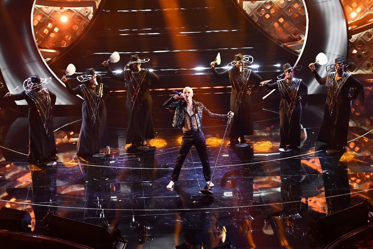 Sanremo 2022, Achille Lauro non rifà il battesimo, ma si slaccia i pantaloni Sanremo 2022, Achille Lauro non rifà il battesimo, ma si slaccia i pantaloni