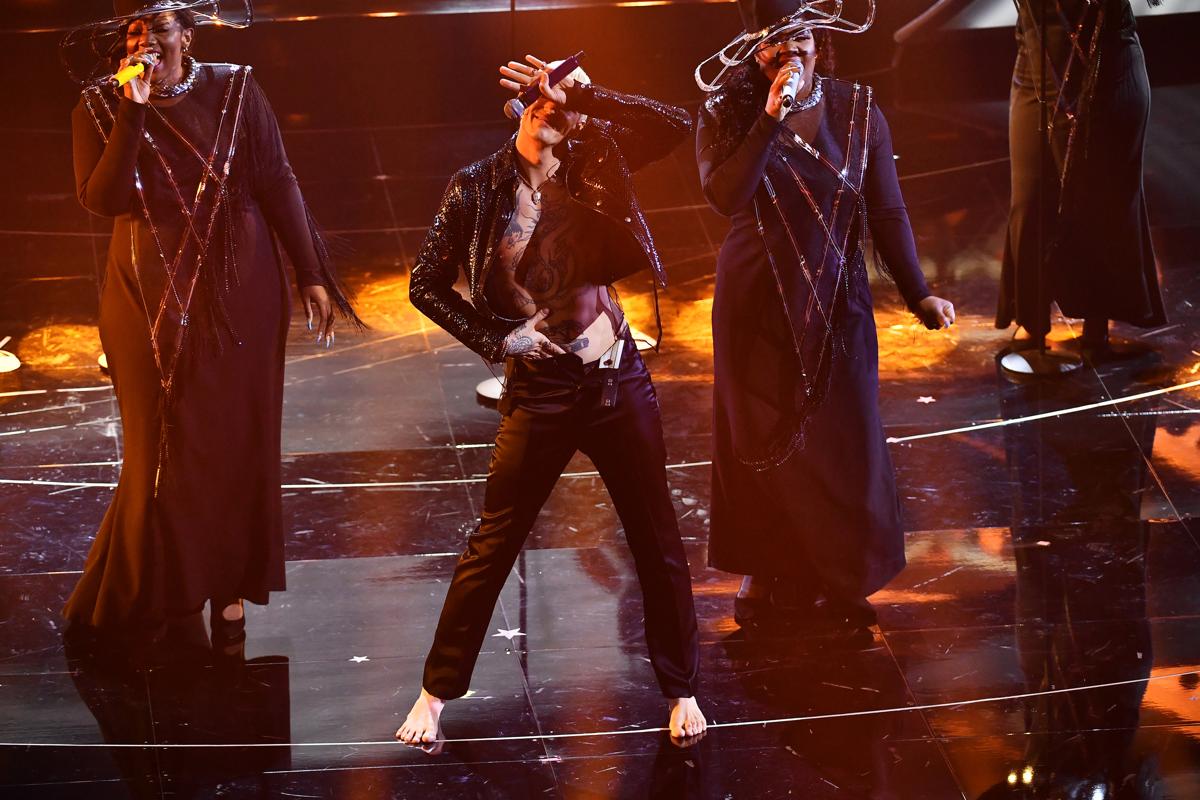 Sanremo 2022, Achille Lauro non rifà il battesimo, ma si slaccia i pantaloni Sanremo 2022, Achille Lauro non rifà il battesimo, ma si slaccia i pantaloni