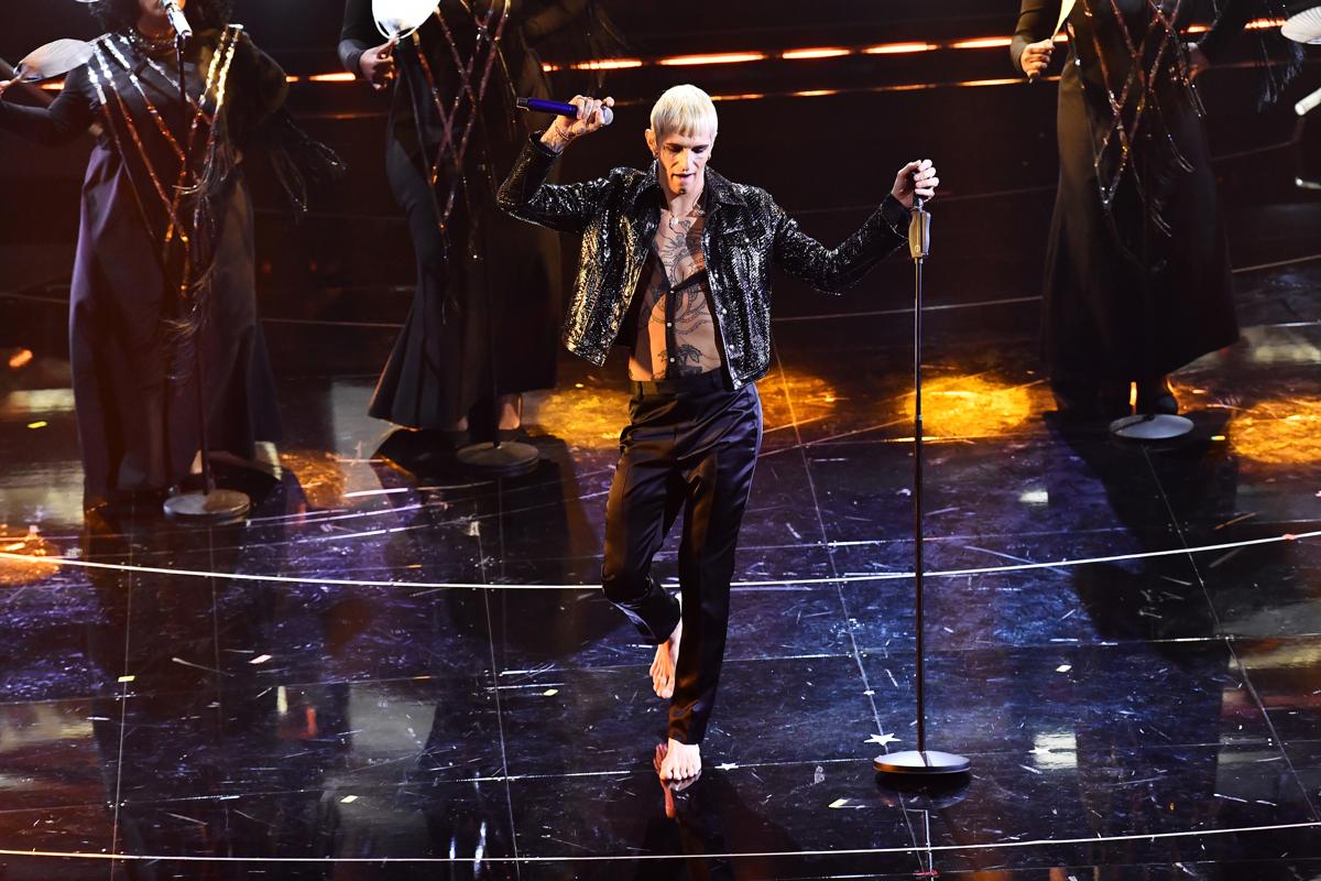 Sanremo 2022, Achille Lauro non rifà il battesimo, ma si slaccia i pantaloni Sanremo 2022, Achille Lauro non rifà il battesimo, ma si slaccia i pantaloni