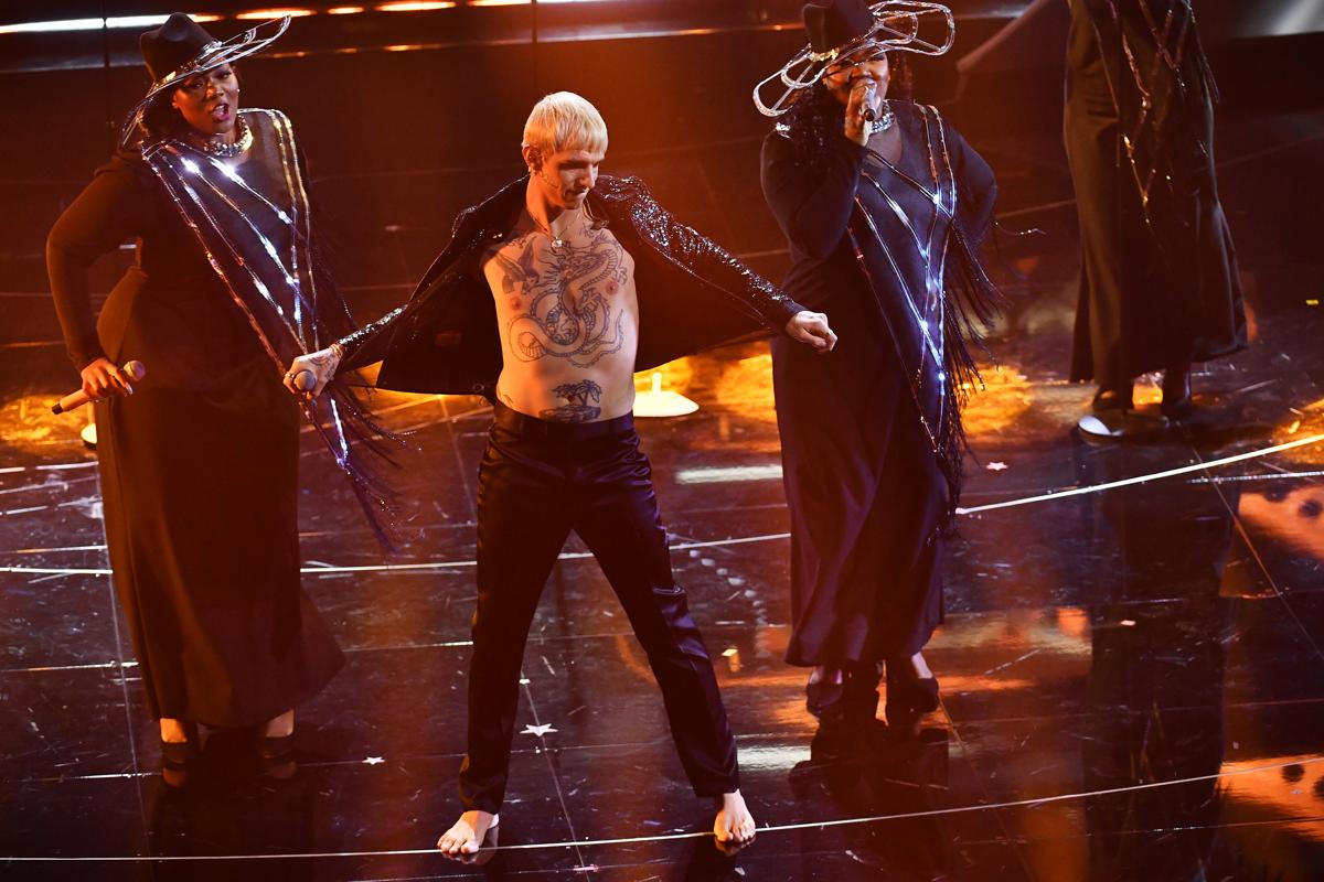 Sanremo 2022, Achille Lauro non rifà il battesimo, ma si slaccia i pantaloni Sanremo 2022, Achille Lauro non rifà il battesimo, ma si slaccia i pantaloni
