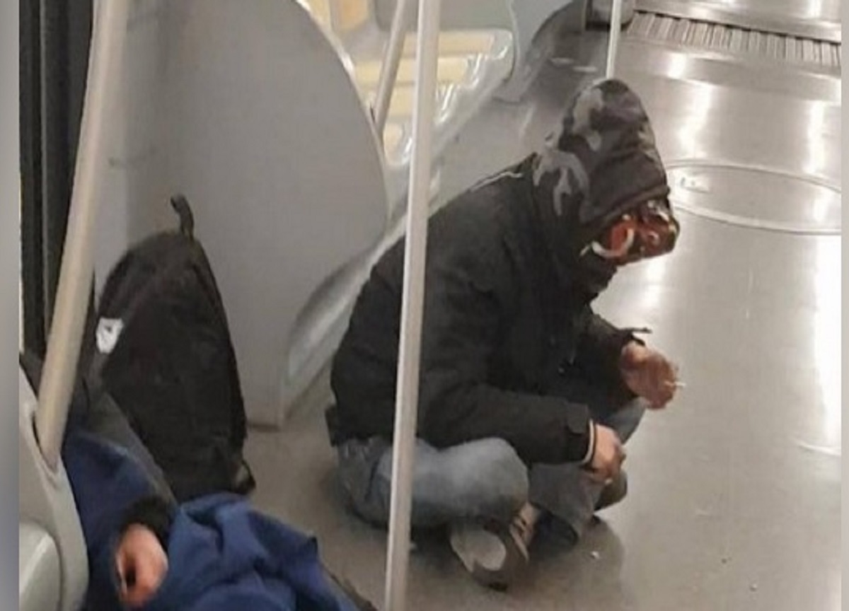 Droga a Milano: fumano crack e collassano in metro. FOTO