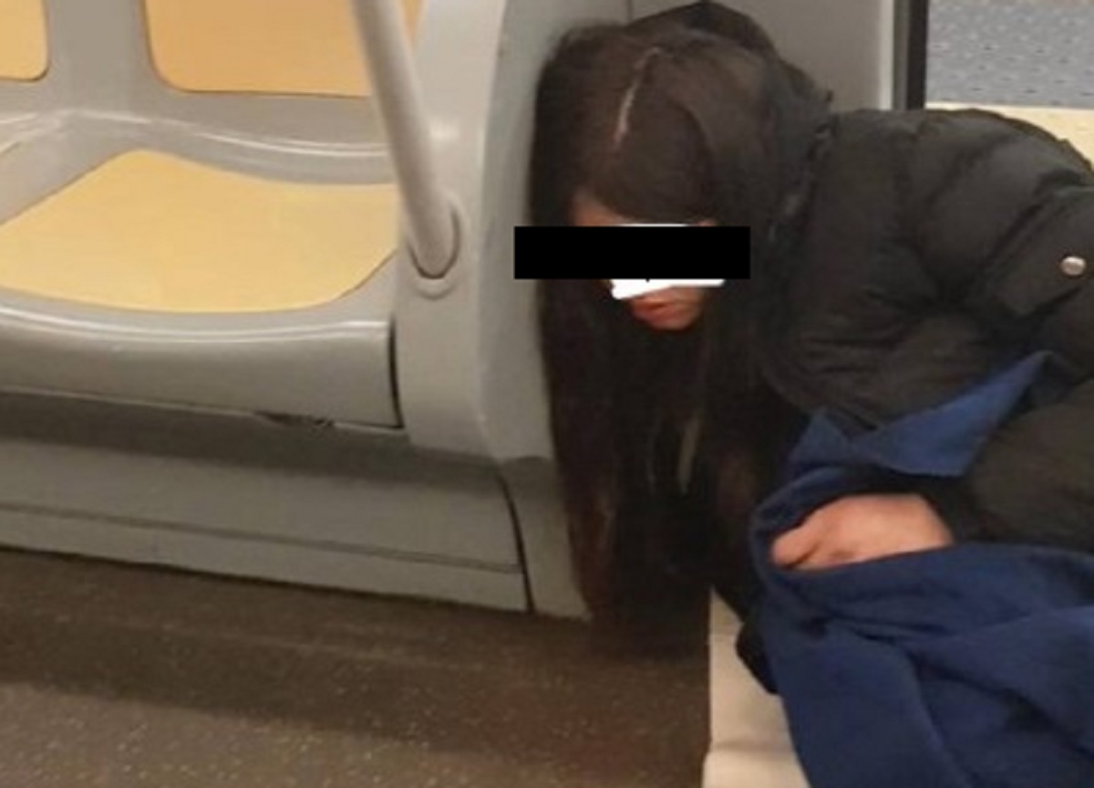 Droga a Milano: fumano crack e collassano in metro. FOTO