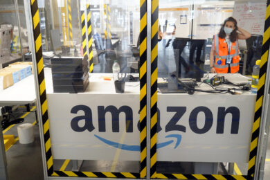 Amazon, profitti boom: su di oltre il 50%. E Bezos aumenta l’abbonamento Prime